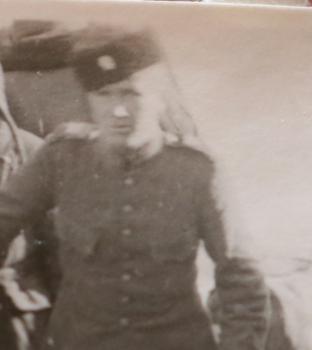 Preview: altes Foto - Leiche auf der Strasse umringt von deutschen und russischen ?  Soldaten